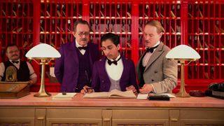 Beste Wes Anderson-film: Fire mennesker står i resepsjonen i filmen The Grand Budapest Hotel
