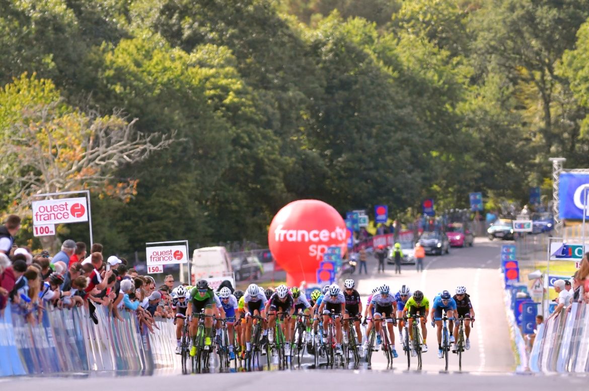 The sprint opens up in the GP de Plouay
