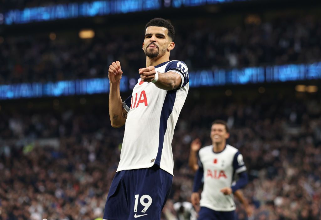 LONDON, ENGLAND - NOVEMBER 03: Dominic Solanke of Tottenham Hotspur celebrates scoring his team&#039;s second goal during the Premier League match between Tottenham Hotspur FC and Aston Villa FC at Tottenham Hotspur Stadium on November 03, 2024 in London, England. (Photo by Ryan Pierse/Getty Images)