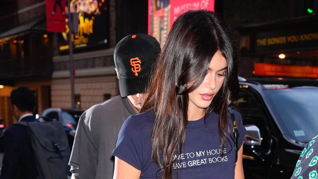 Kaia Gerber with her hair in curtain bangs in NYC