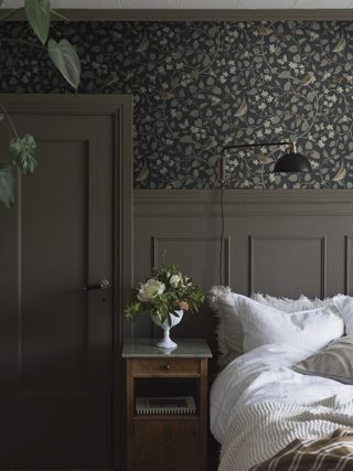 Dark floral borastapeter SÅNGFÅGLAR wallpaper in bedroom