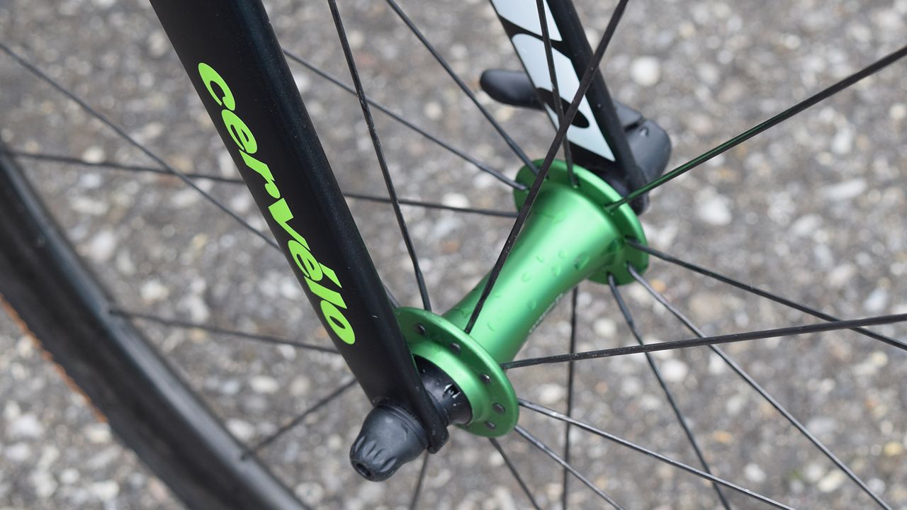 Dimension Data also have colour coordinated Chris King R45 hubs in their Emerald Green colourway