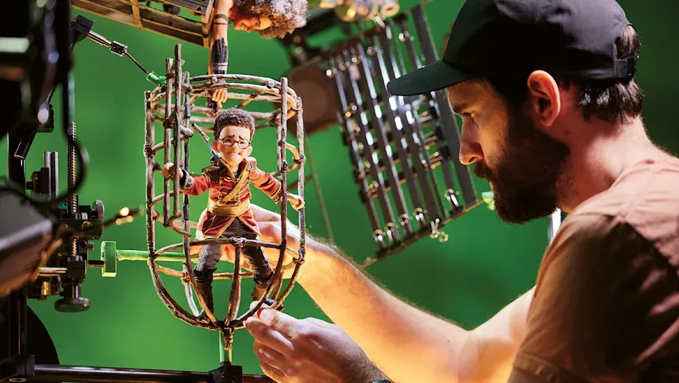 O processo de criação dos puppets utiliza impressão 3D para faces e ajustes manuais frame a frame