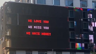 A billboard that reads: "WE LOVE YOU, WE MISS YOU, WE HATE MONEY" in LA, as captured by @stephentotilo on Twitter/X.
