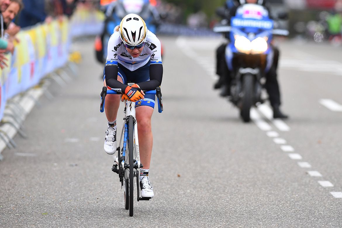 Anna van der Breggen going solo