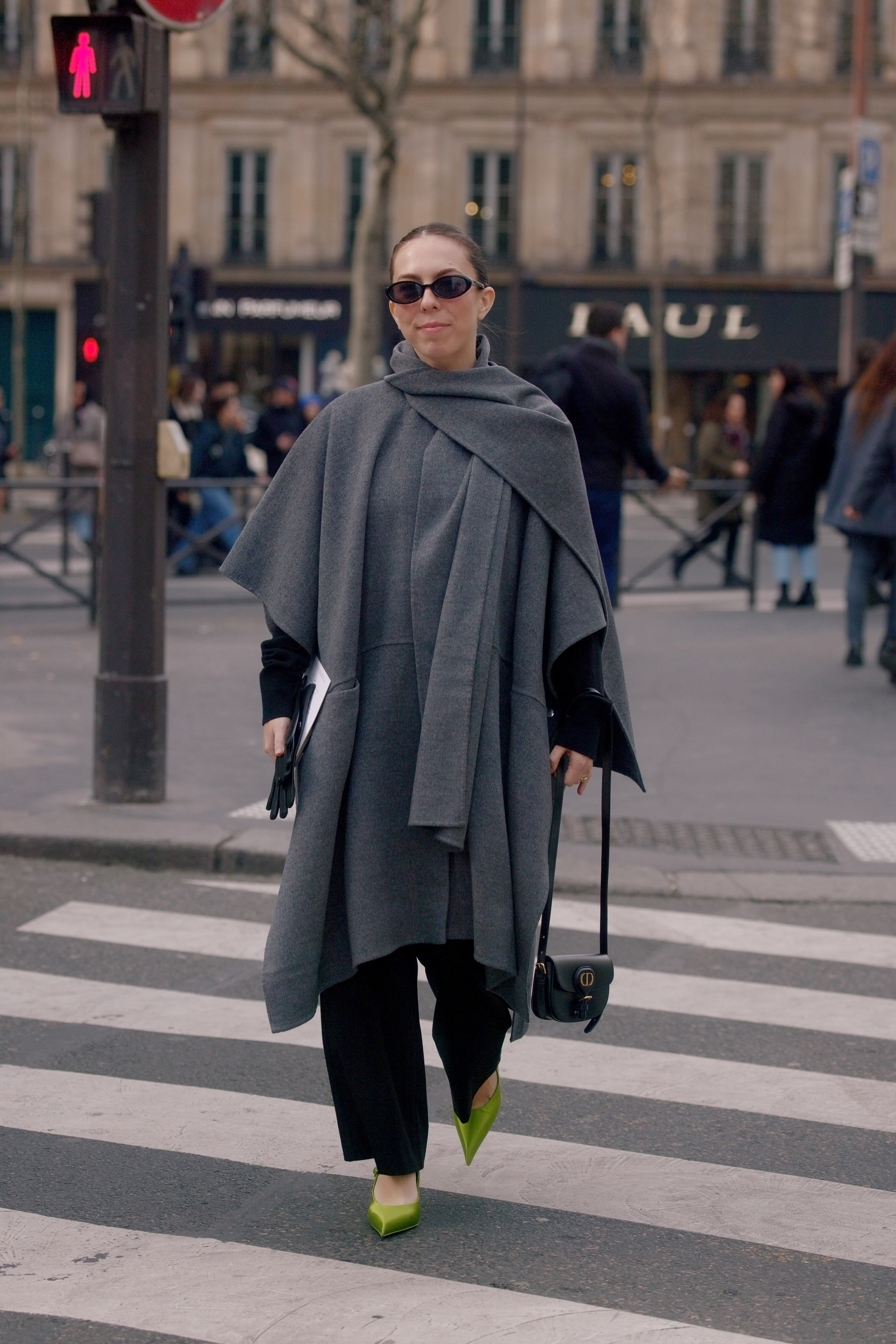 Style Stalkers Are Who Wearing Totes in Paris Fashion Week