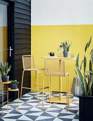 Bright colored blocking behind an outdoor breakfast spot