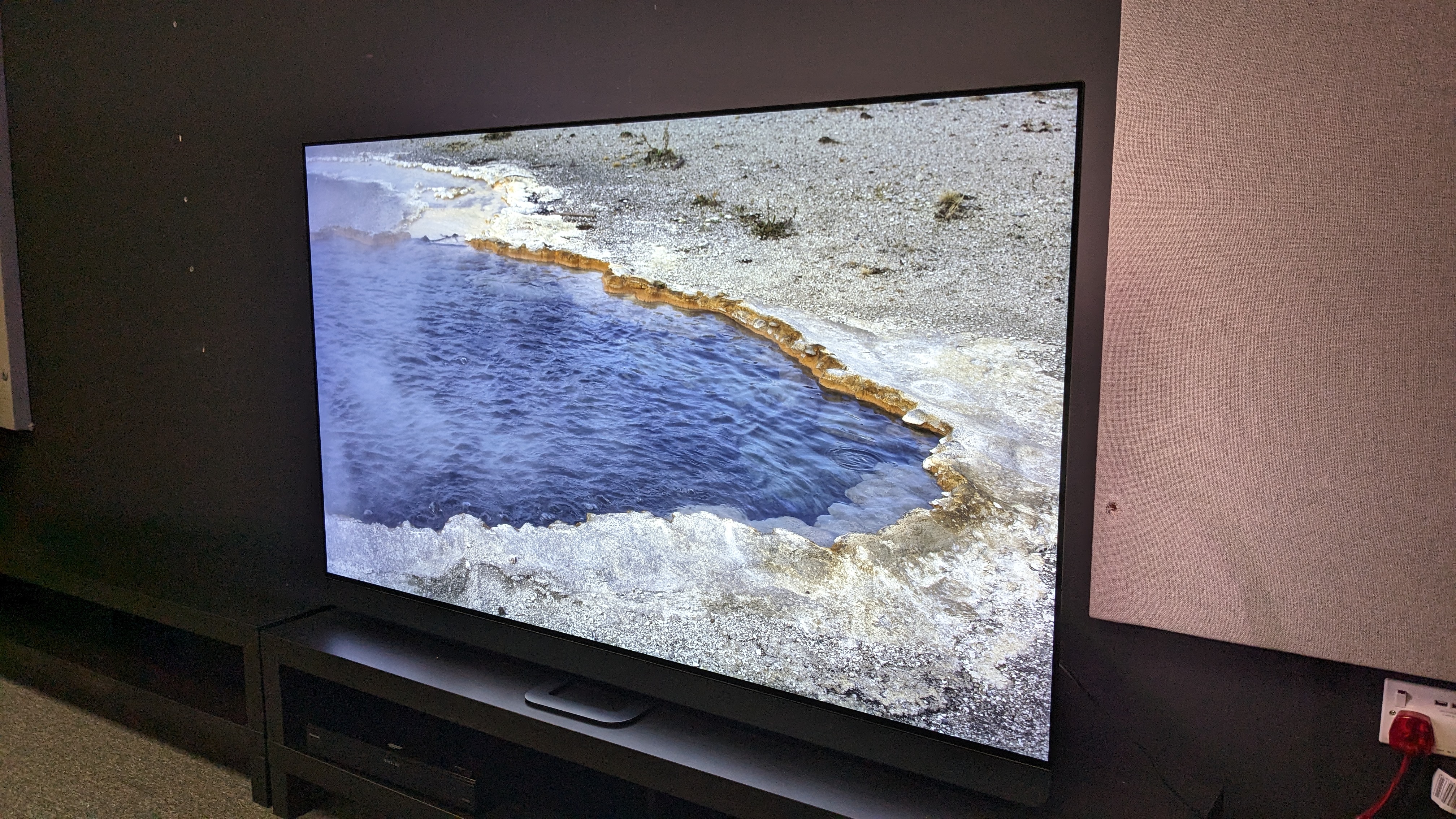 Philips OLED908 with geyser on screen