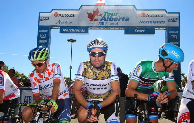 The jersey wearers on the start line: Simon Yates in the KOM jersey, Tom Dumoulin in the overall race leaders jersey and Ramunas Navardauskas in the points jersey