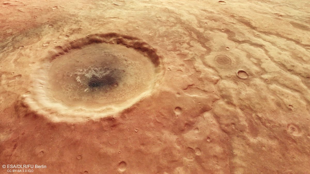 Mars stares back with eerie eyeball-like crater (photo)