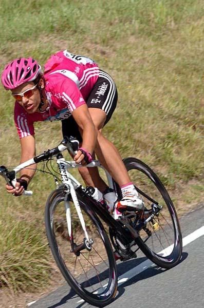 Linus Gerdemann (T-Mobile) shows off his descending skills.