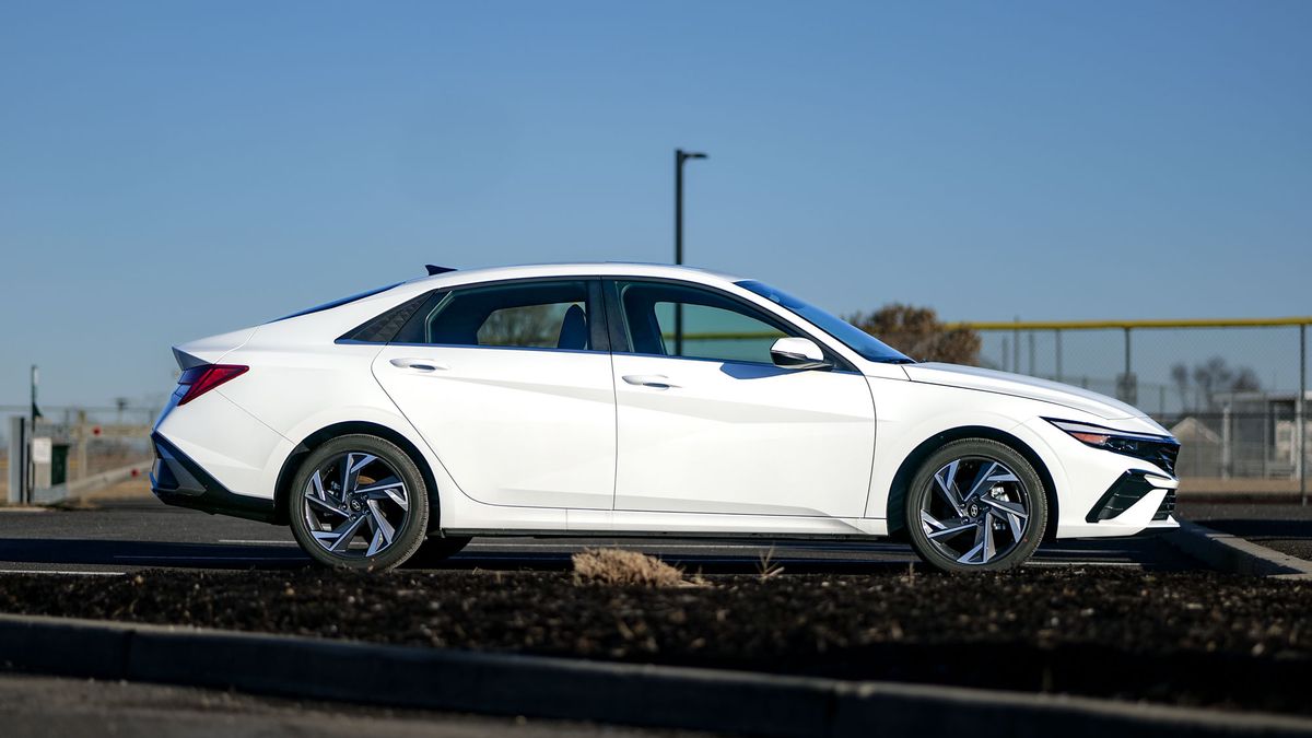 2025 Hyundai Elantra Hybrid Limited test drive review.