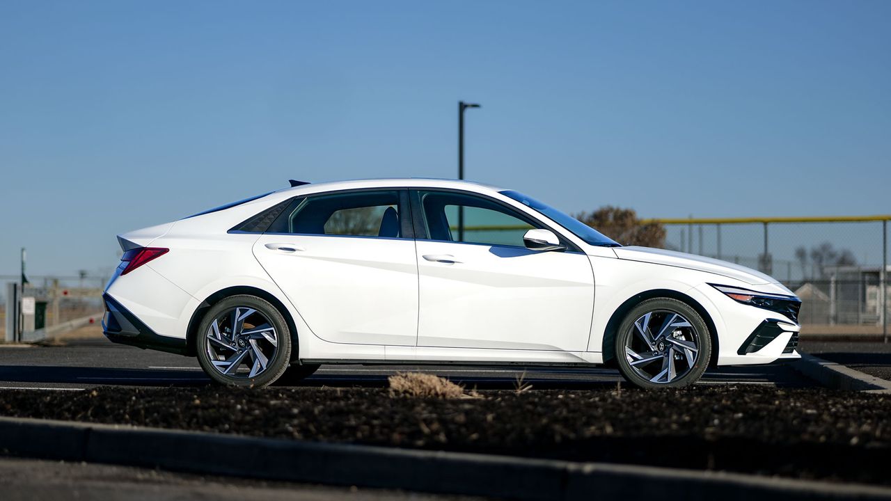 2025 Hyundai Elantra Hybrid Limited test drive review.