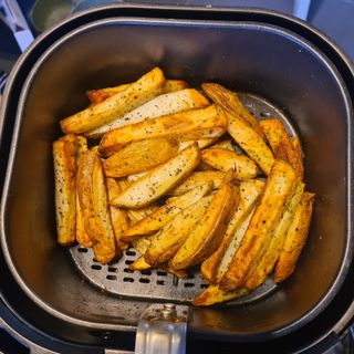 Philips Essential Air Fryer with cooked chips