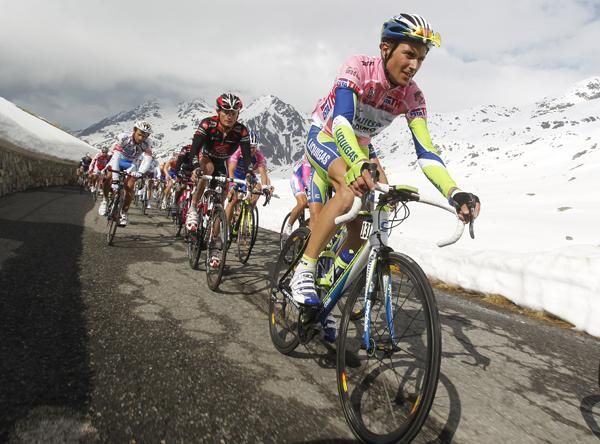 Basso on the Gavia as he hunts down the dangerous break