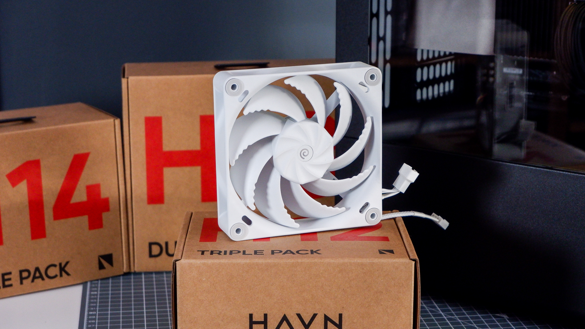 The Havn BF 360 PC case in both black and white with panels removed.