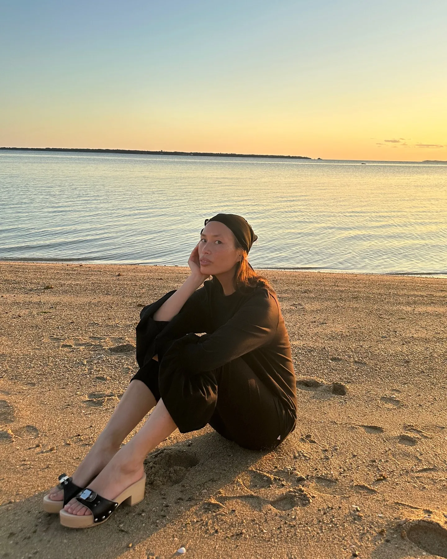 @vikilefevre wearing clogs on the beach at sunset