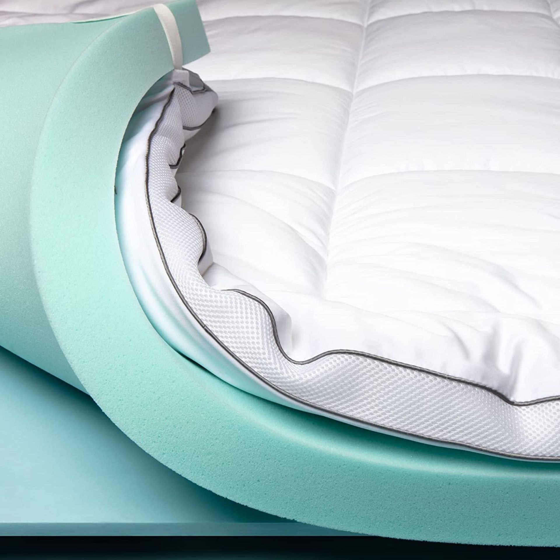 Viscosoft Serene Hybrid Mattress Pad di sudut tempat tidur, digulung