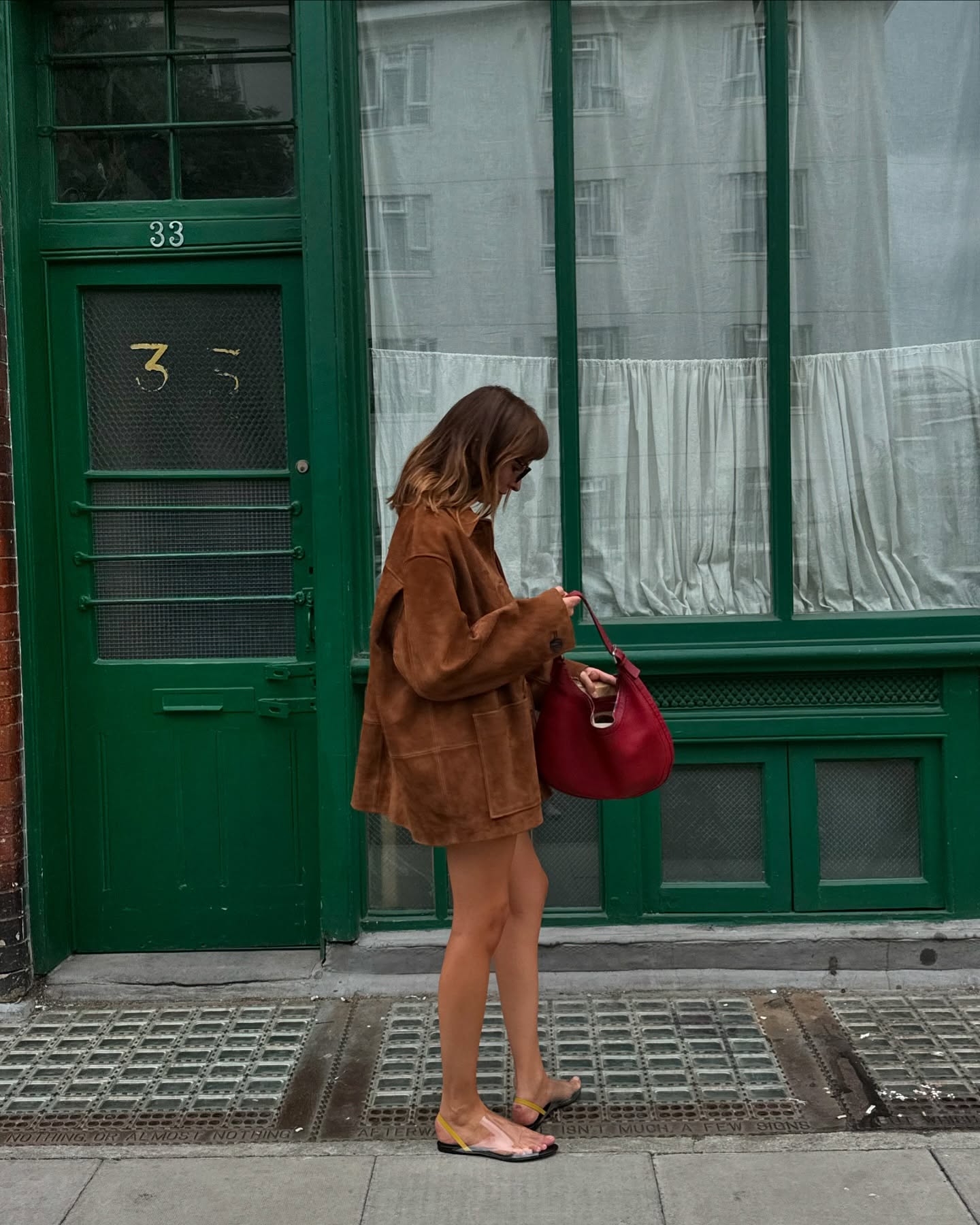 An image of @lizzyhadfield wearing the best jelly sandals.