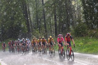 A downpour hits the maglia rosa group on stage 19