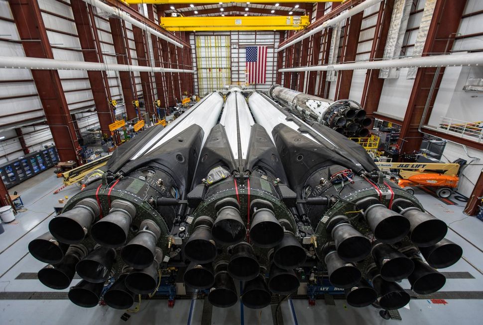 SpaceX Delays 1st Commercial Launch of Falcon Heavy Rocket to Wednesday