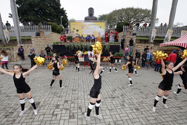 Pre race entertainment in front of the statue of Buddha in Changhua