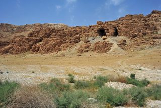 qumran cave in israel where dead sea scrolls were discovered
