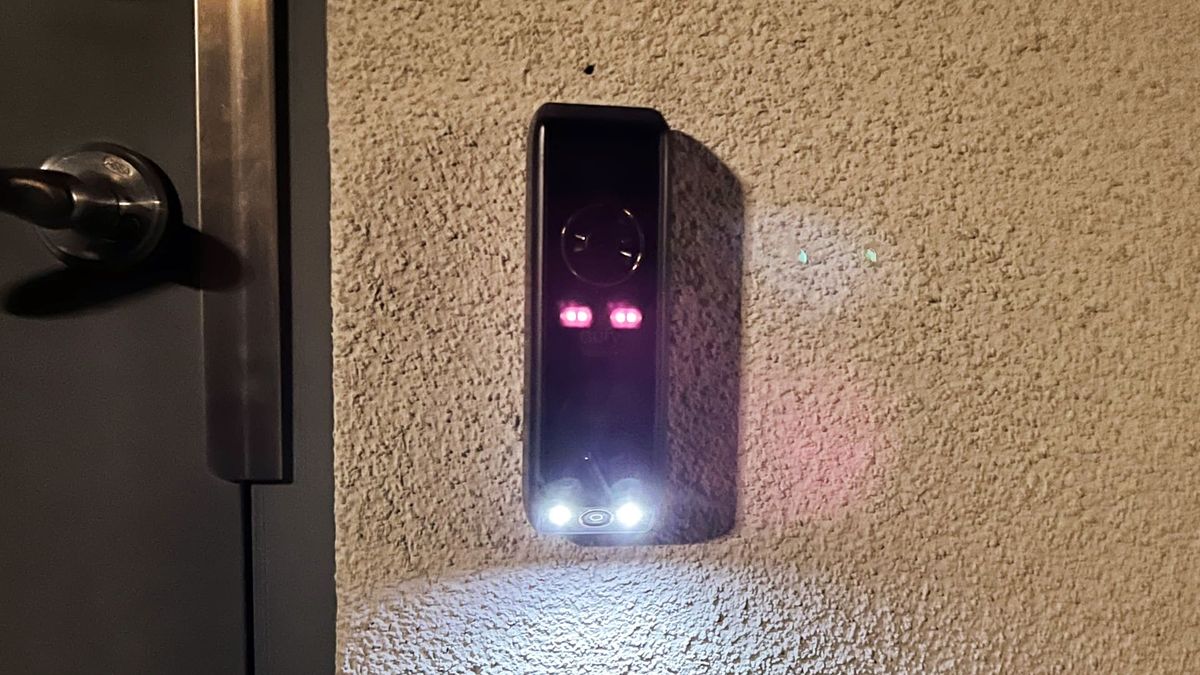Nattetid anv&auml;nder ena kameran IR-belysning och den undre LED-lampor