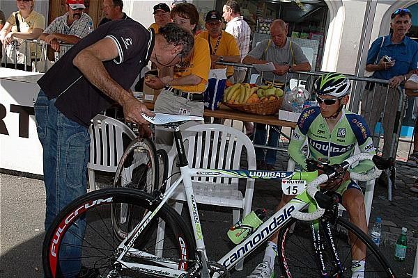 Kreuziger's mechanic makes sure everything is set to avoid David Millar moments.