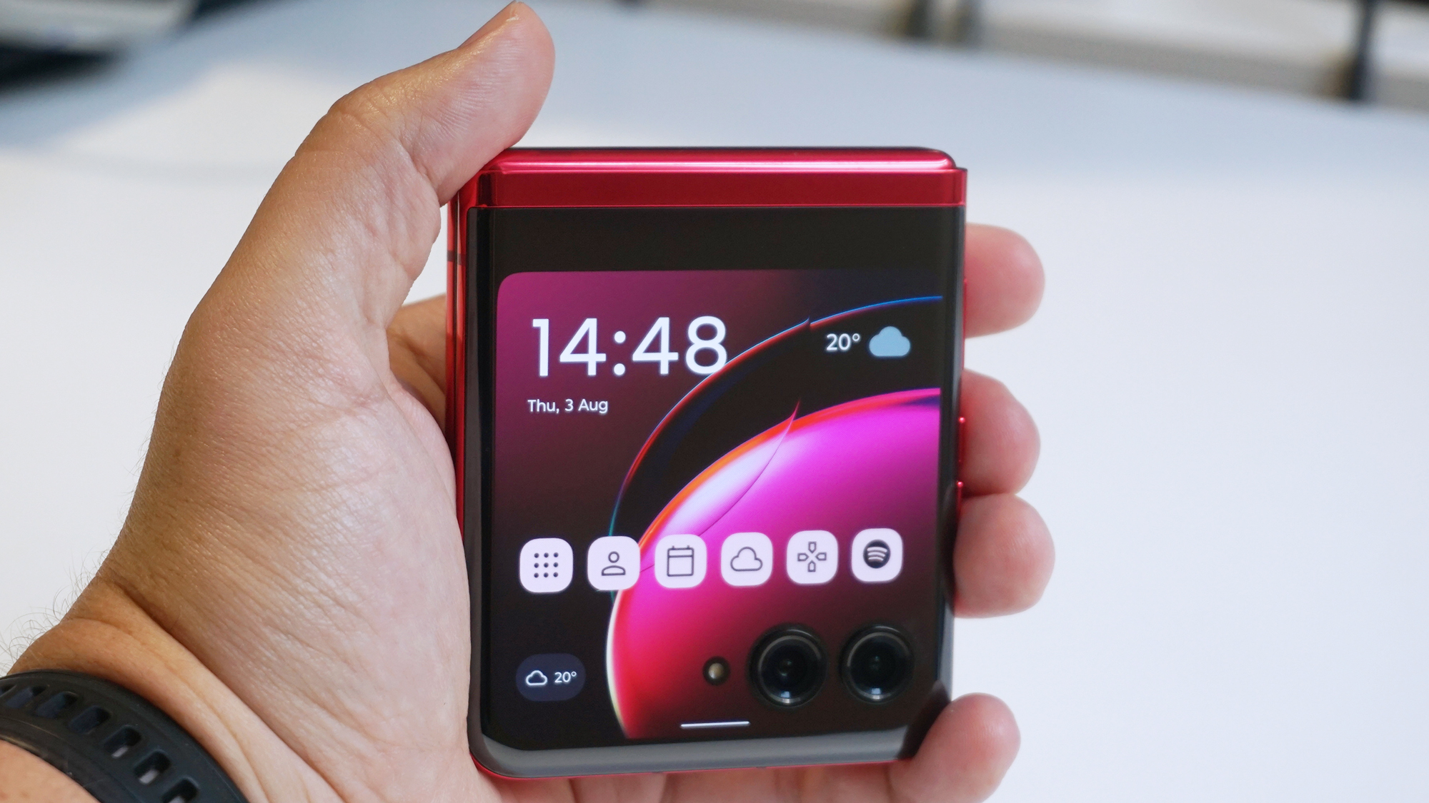 Motorola Razr 40 Ultra review closed handheld
