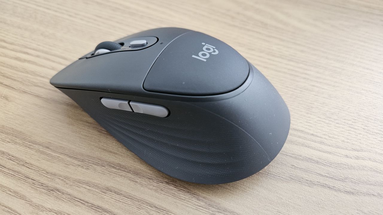 The Logitech Signature Comfort Plus Combo MK880 on a desk