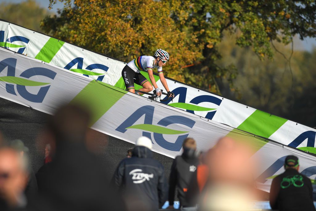 Sanne Cant on a descent