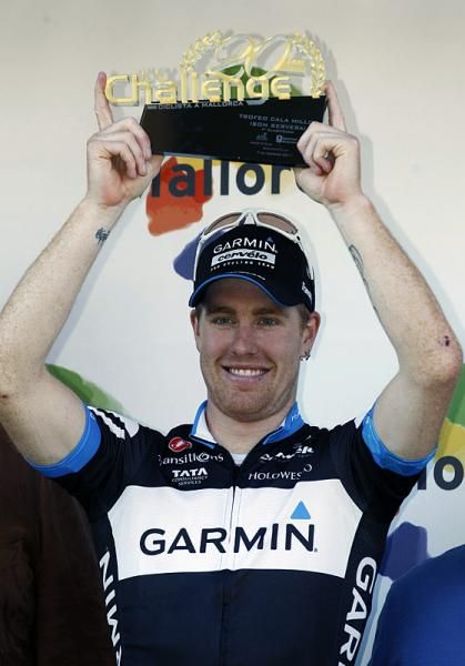 Tyler Farrar (Garmin - Cerv&eacute;lo) shows off the winner's trophy.
