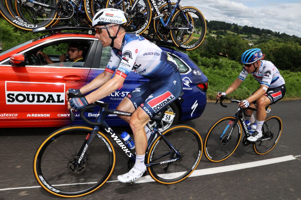 Fabio Jakobsen makes it to the stage 5 finish line in Laruns, with the help of teammate Michael Mørkøv, after crashing heavily in the previous day&#039;s sprint