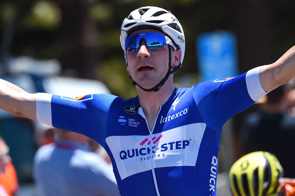 Elia Viviani celebrates his stage 3 win