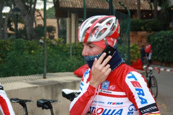 Joaqu&iacute;m Oliver phones a friend