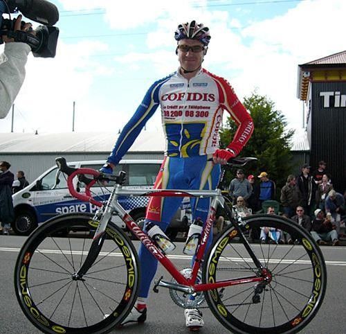 Stuart O'Grady poses with his new mount for 2005, a Wilier