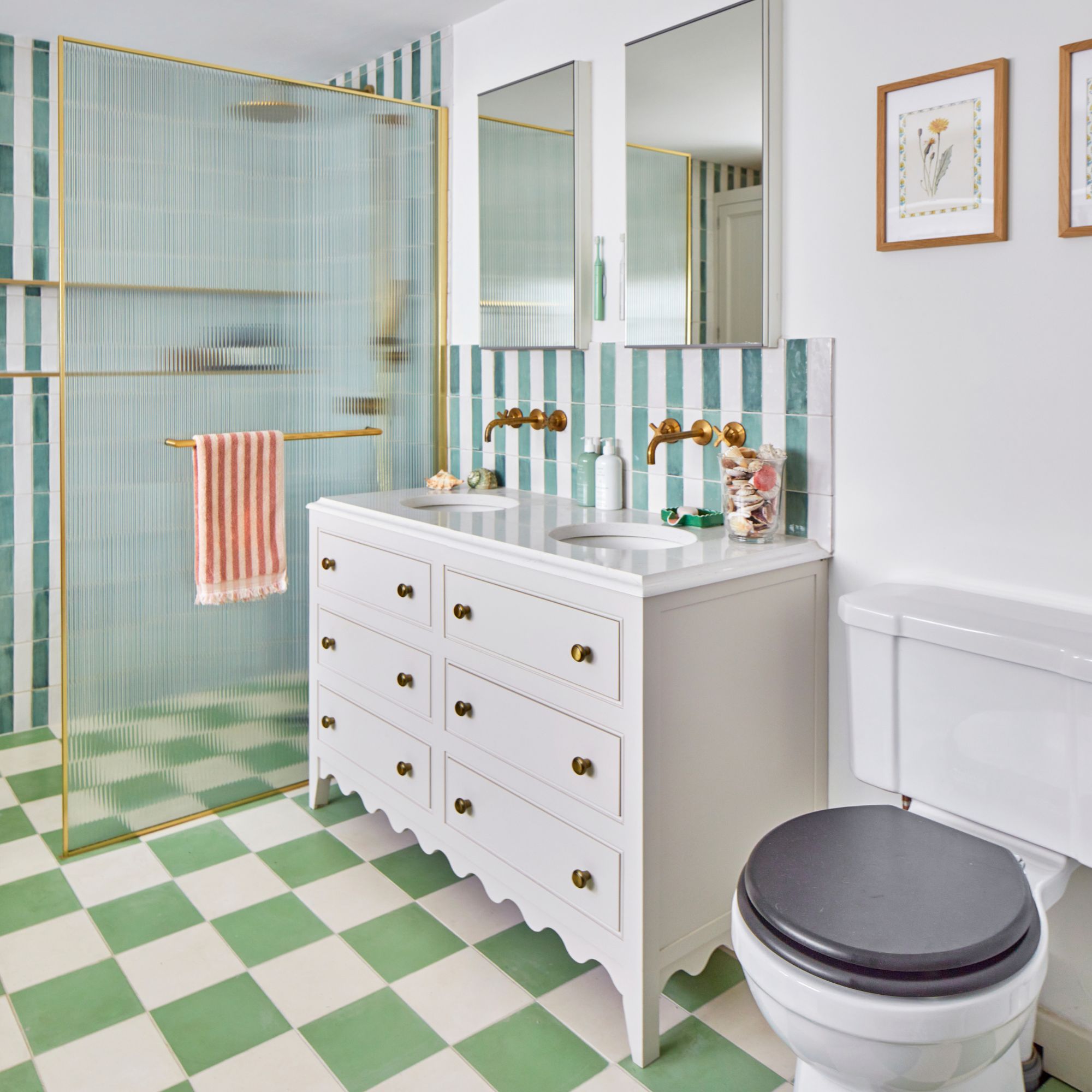 Baño blanco pintado con piso de tablero de ajedrez verde y blanco y azulejos azules y blancos en las paredes, con un tocador de gabinete blanco en el medio