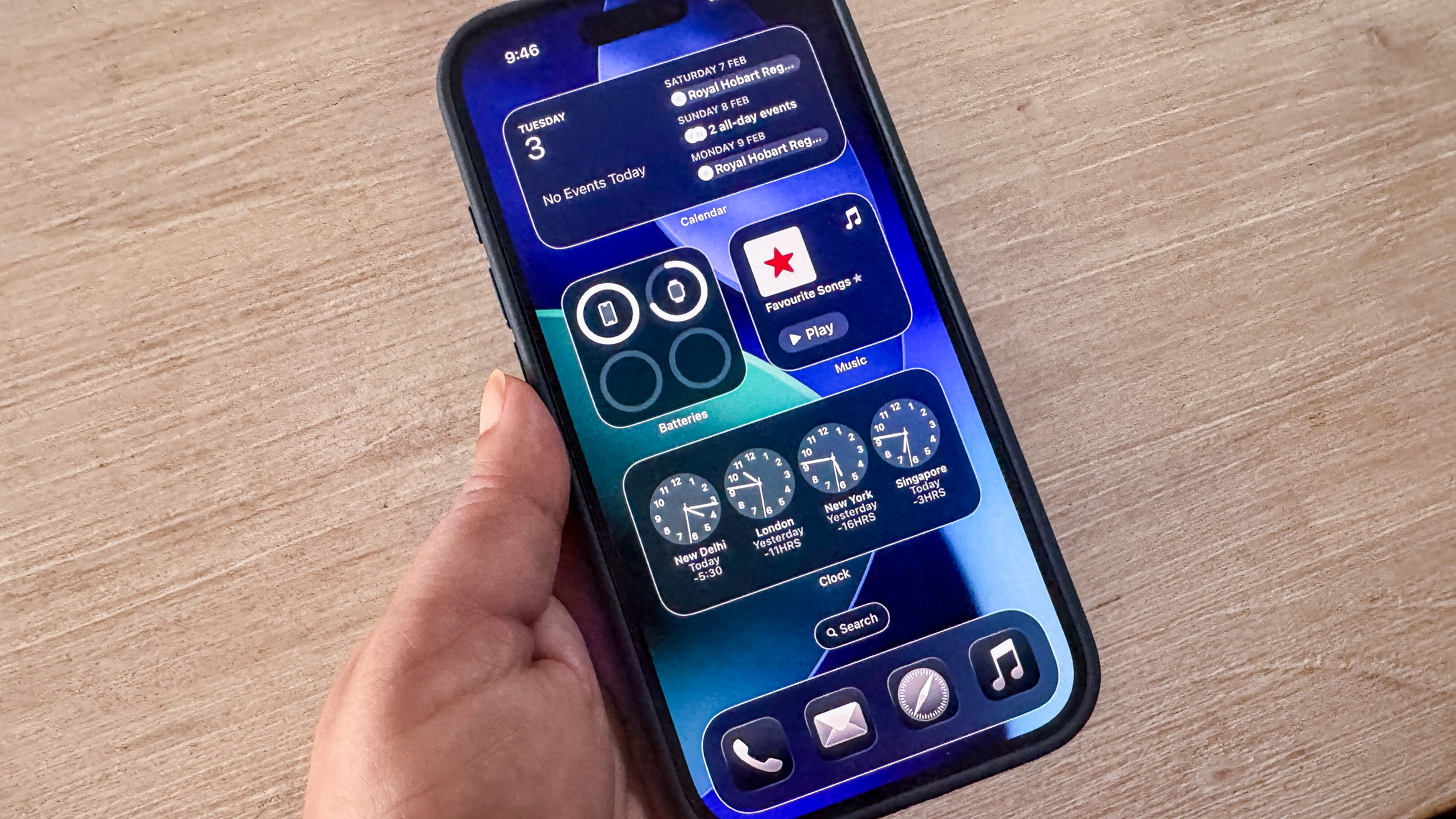 iPhone 17 Pro homescreen widgets in iOS 26