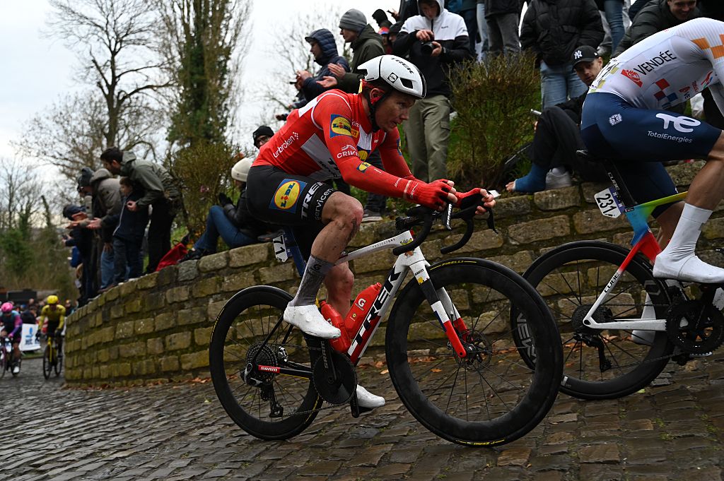 Omloop Het Nieuwsblad 2026: Søren Kragh Andersen durante la carrera