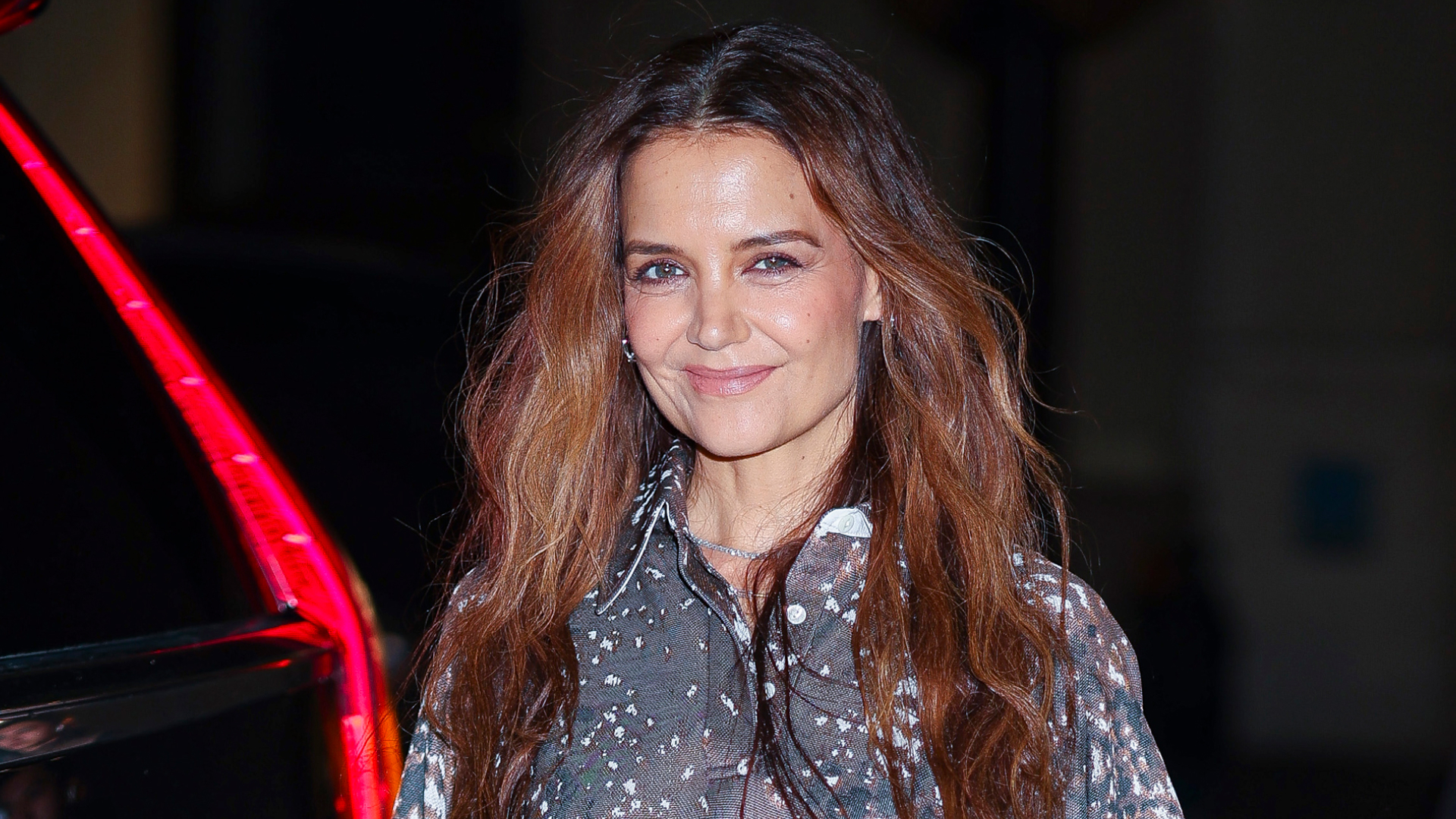 Katie Holmes wearing a messy waves hairstyle