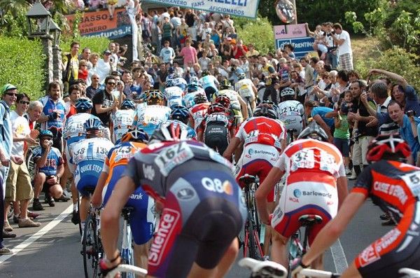 The chase group ascends Bergamo Alta in pursuit of Kanstantsin Siutsou.