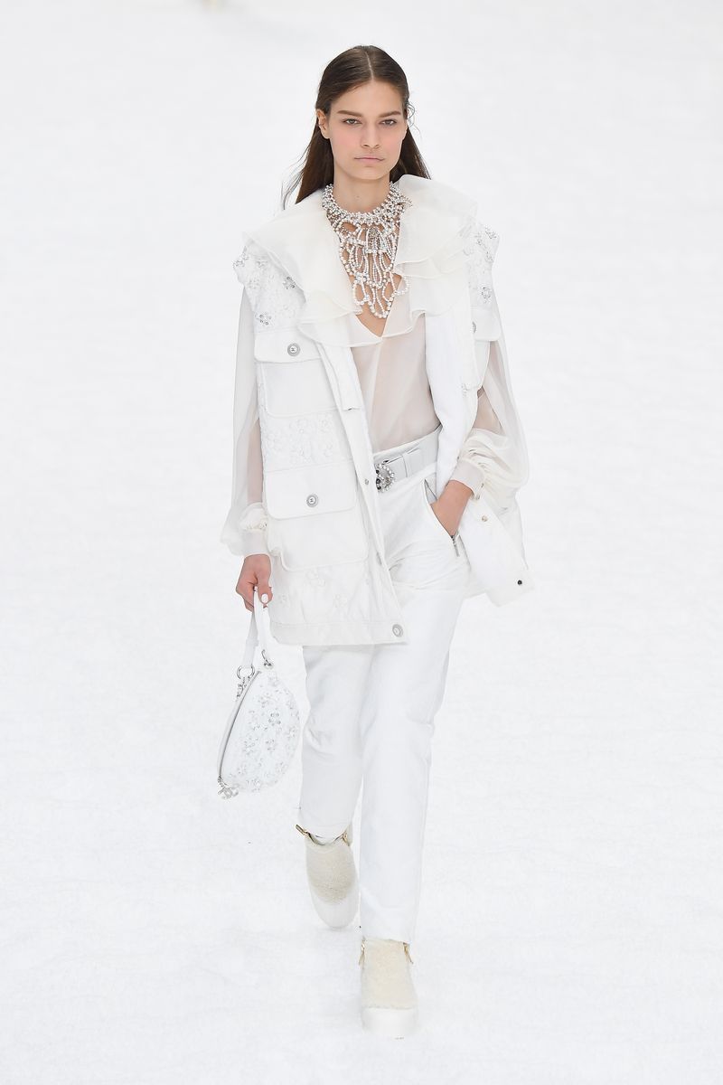 Sleeve, Shoulder, Textile, Outerwear, Collar, Jewellery, Style, Fashion model, Blazer, Street fashion,