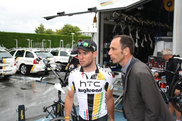 Cavendish arrives much later than his teammates due to doping control and his post-race press conference