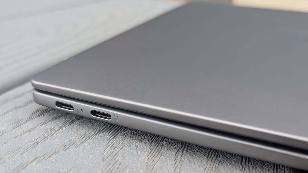 HP OmniBook X 14's two USB-C ports.
