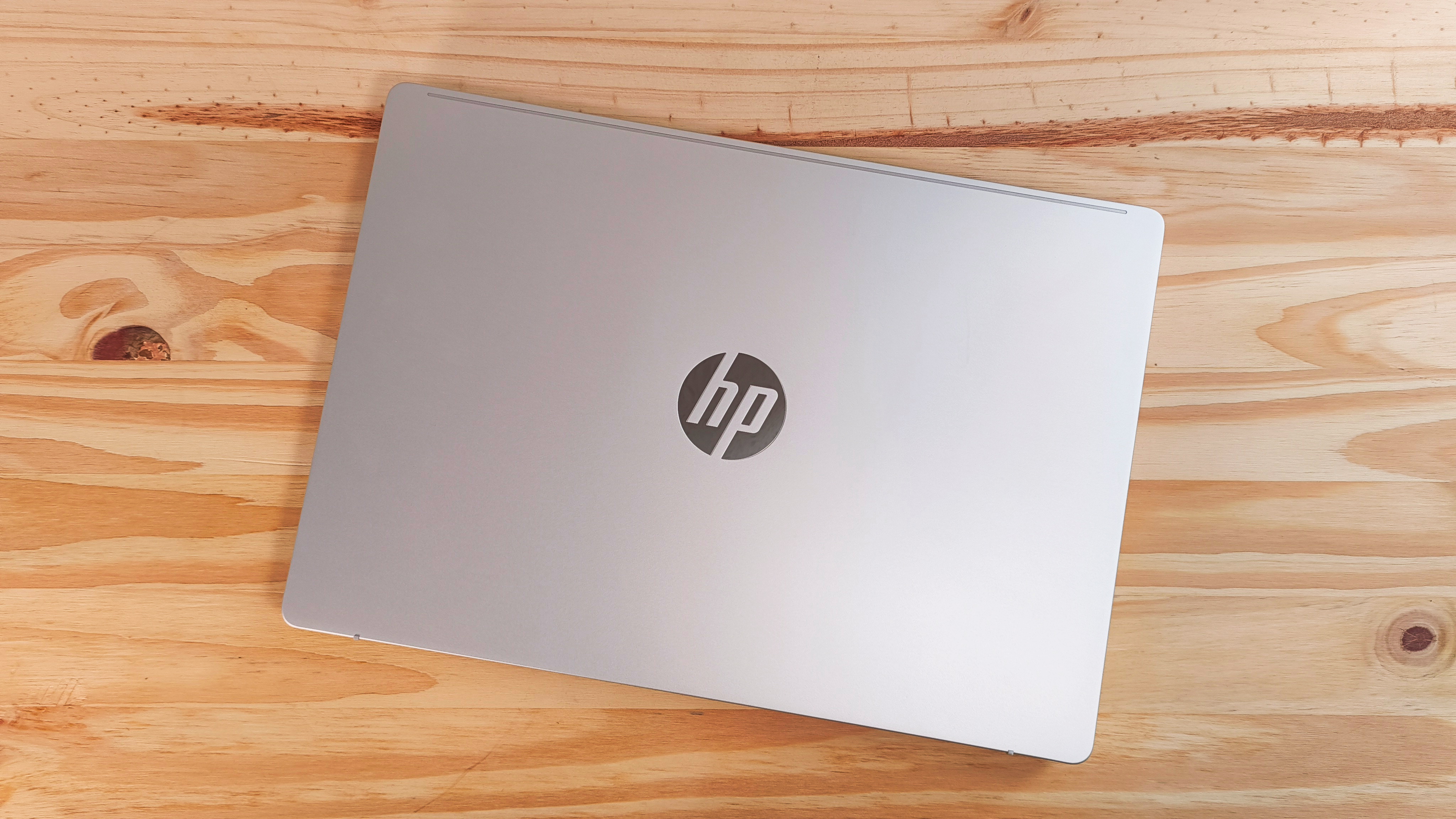 An HP OmniBook 5 14 Inch Next Gen AI PC on a desk