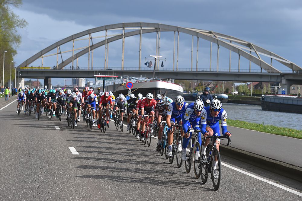 Quick-Step Floors drills the pace near the end of Scheldeprijs
