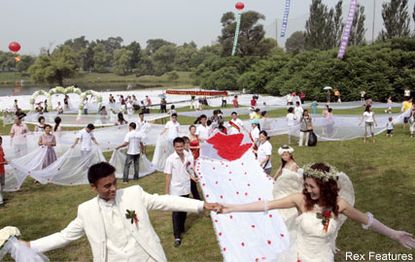 Lin Rong, World's longest wedding dress train, Fashion News