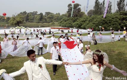 Lin Rong, World&#039;s longest wedding dress train, Fashion News