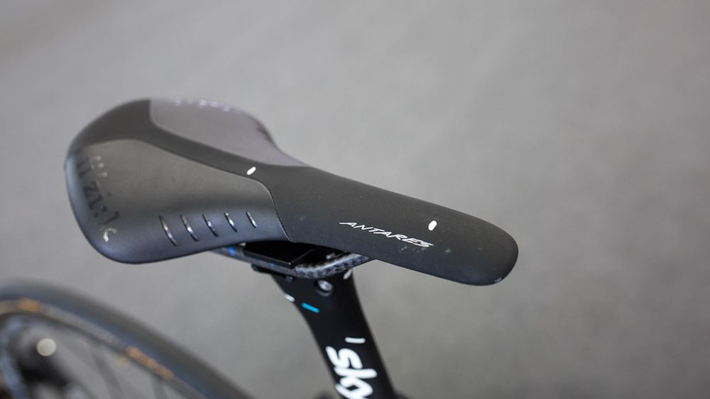 Fizik Antares saddle with marks for ease of setup